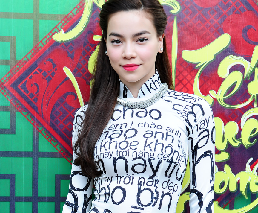 Ha Ho noi bat voi ao dai la mat hinh anh