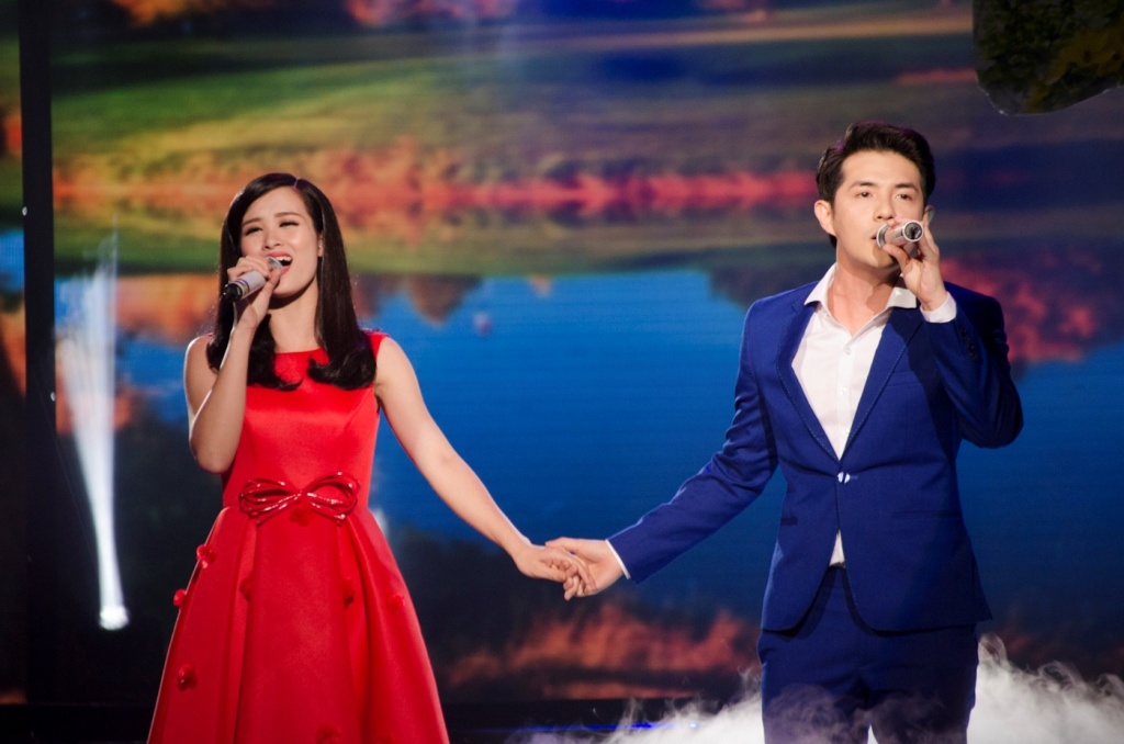 Đôi giám khảo Đông Nhi – Ông Cao Thắng thể hiện mong ước sánh bước bền lâu qua tiết mục Mơ một hạnh phúc (Phạm Khánh Hưng).