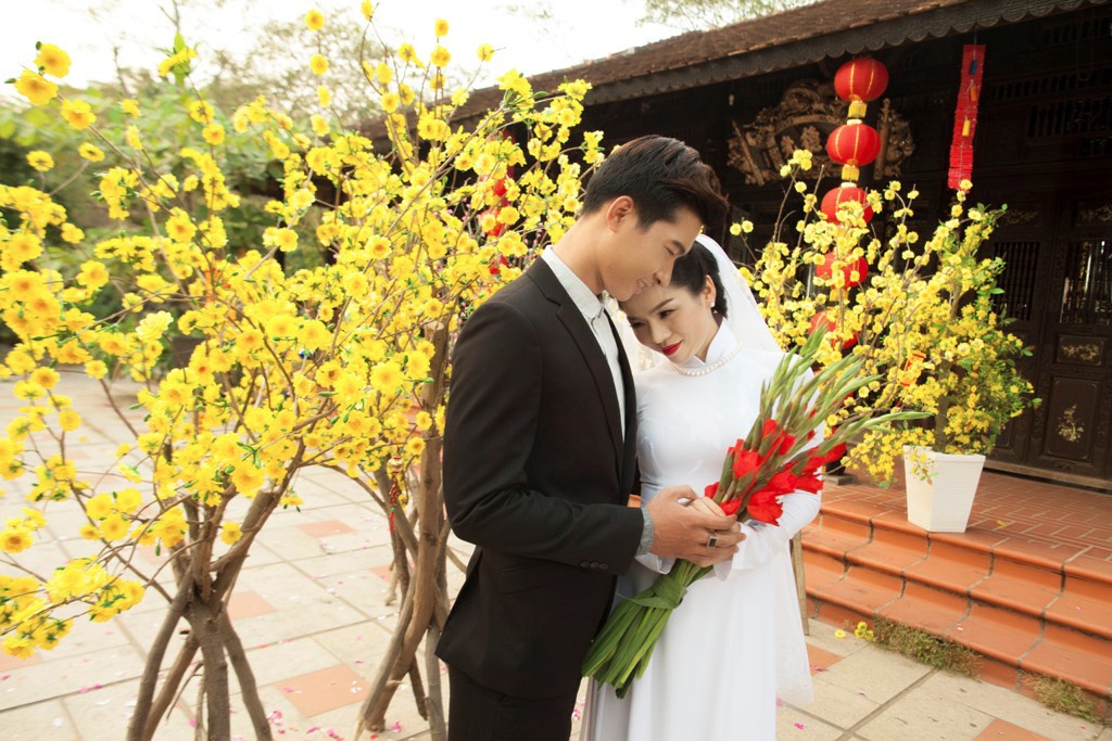 Le Quyen tinh tu ben chang trai tre hinh anh