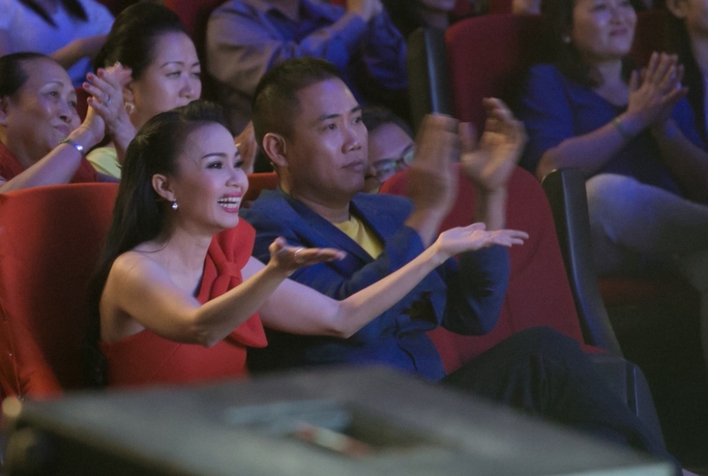 Từ hàng ghế giám khảo, chị Tư Cẩm Ly và ông xã Minh Vy đã rơi lệ trước tiết mục của đôi vợ chồng. Nữ ca sĩ không ngại bày tỏ niềm hãnh diện và tự hào về đôi thí sinh nhà mình trên sóng truyền hình. 