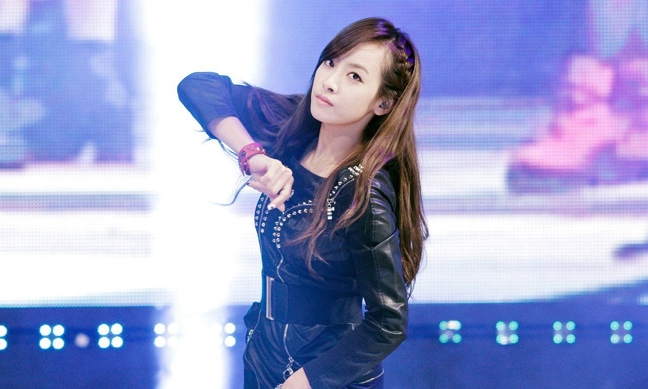 Dù đã gần bước qua tuổi 28 nhưng trông Victoria không khác một nữ sinh đại học.