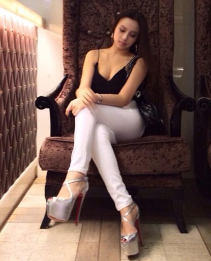 Huyền baby với đôi guốc màu bạc cao chót vót.