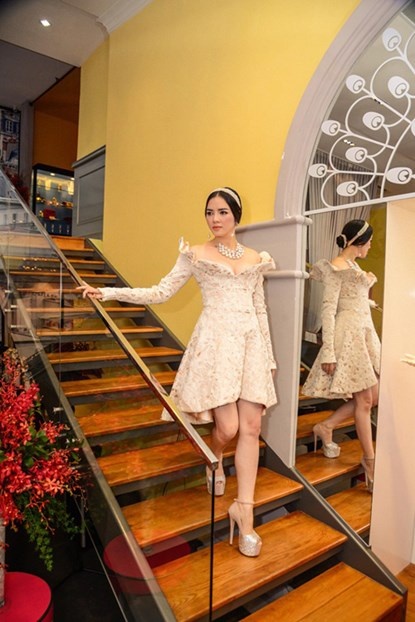 Cô khá phụ thuộc vào chúng để cải thiện chiều cao, tuy nhiên đôi khi kết hợp không phù hợp khiến vóc dáng Lý Nhã Kỳ thêm cục mịch và thiếu cân đối.