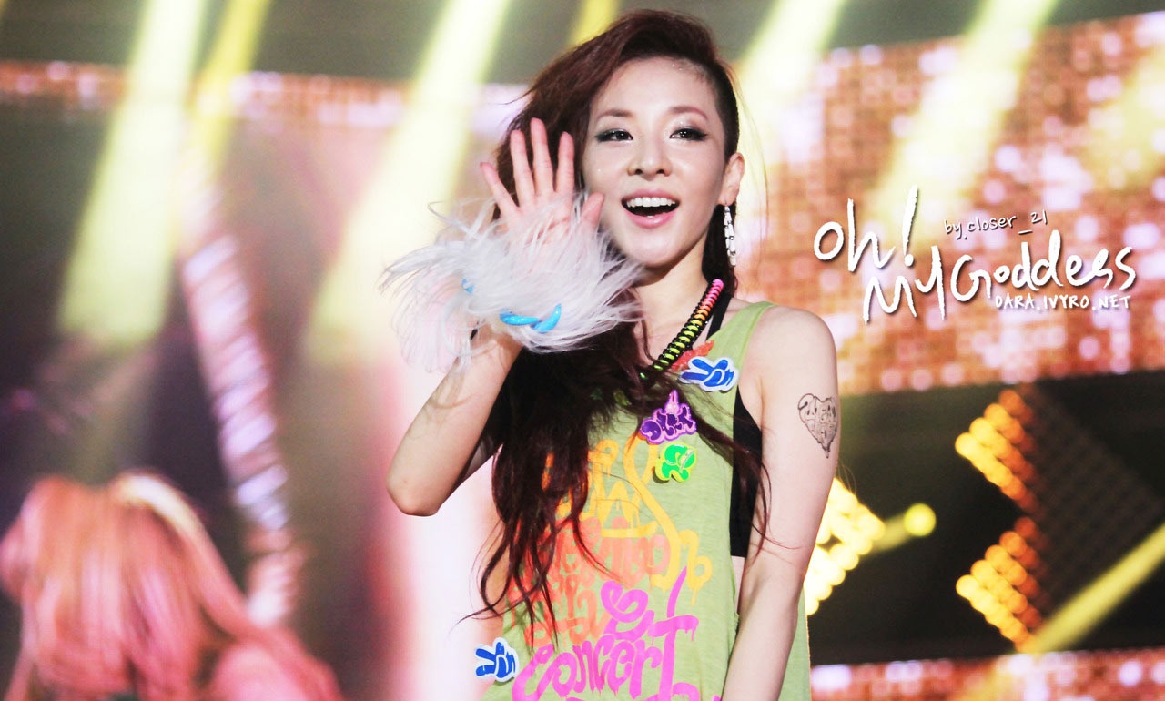 Sandara sinh năm 1984 và là thành viên lớn tuổi nhất 2NE1. Thế nhưng, các fan khi nhìn vào đội hình của 2NE1 đều nhầm rằng Sandara là em út vì gương mặt của nữ ca sĩ quá đáng yêu, trẻ trung.