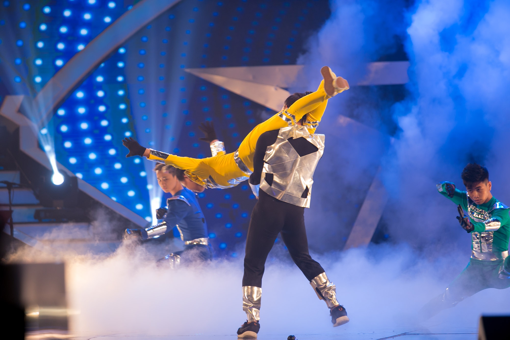 Binh Dinh Gia Phuc Mau - 5 anh em sieu nhan hinh anh