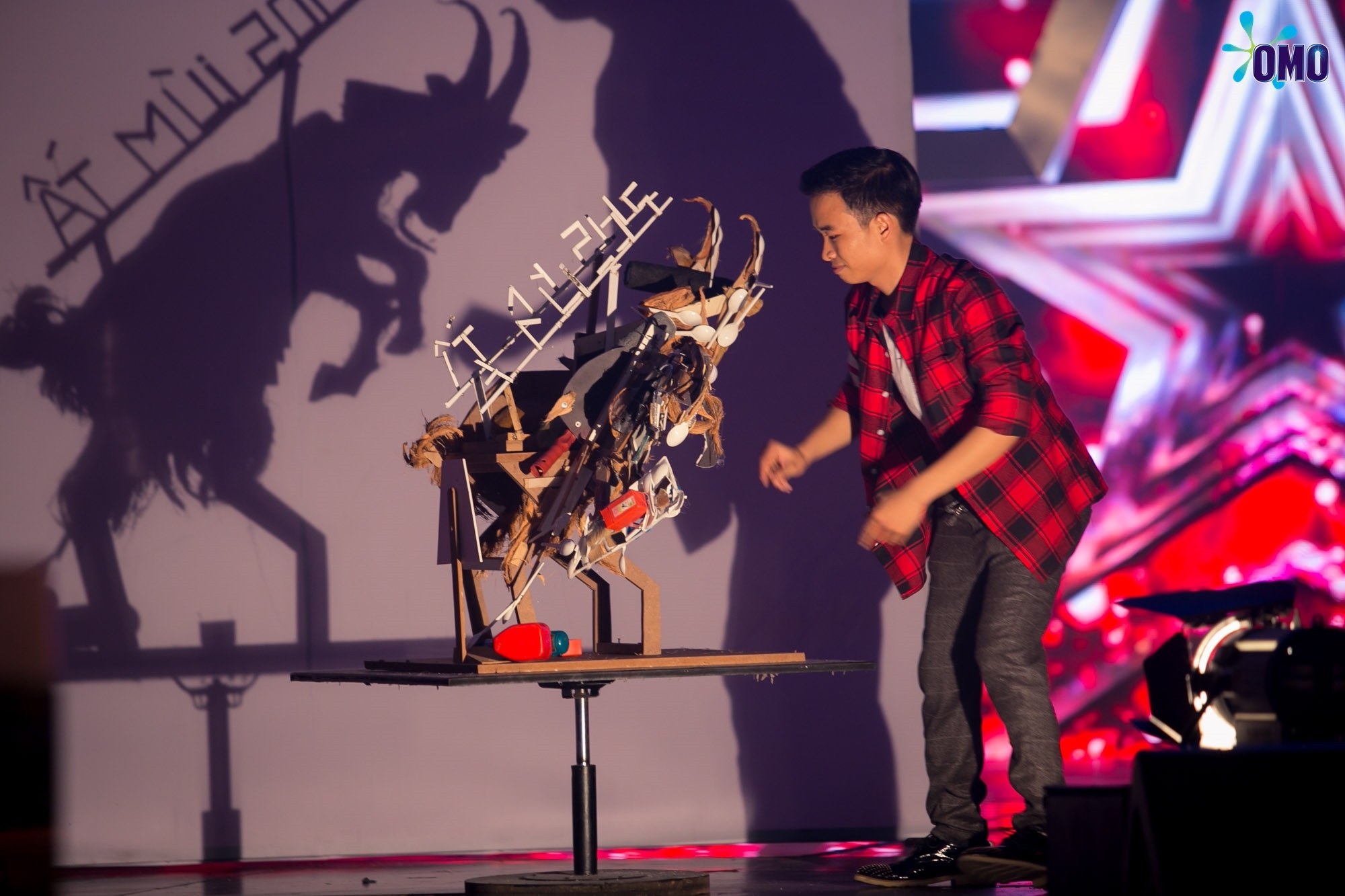 Chỉ sau một cú xoay, hình ảnh chú dê cùng dòng chữ Ất Mùi 2015 đã hiện ra.