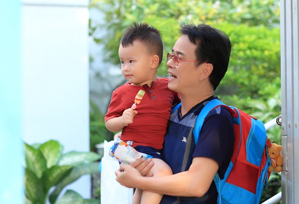 Duc Huy hanh phuc ben con trai nho o tuoi gan 70 hinh anh