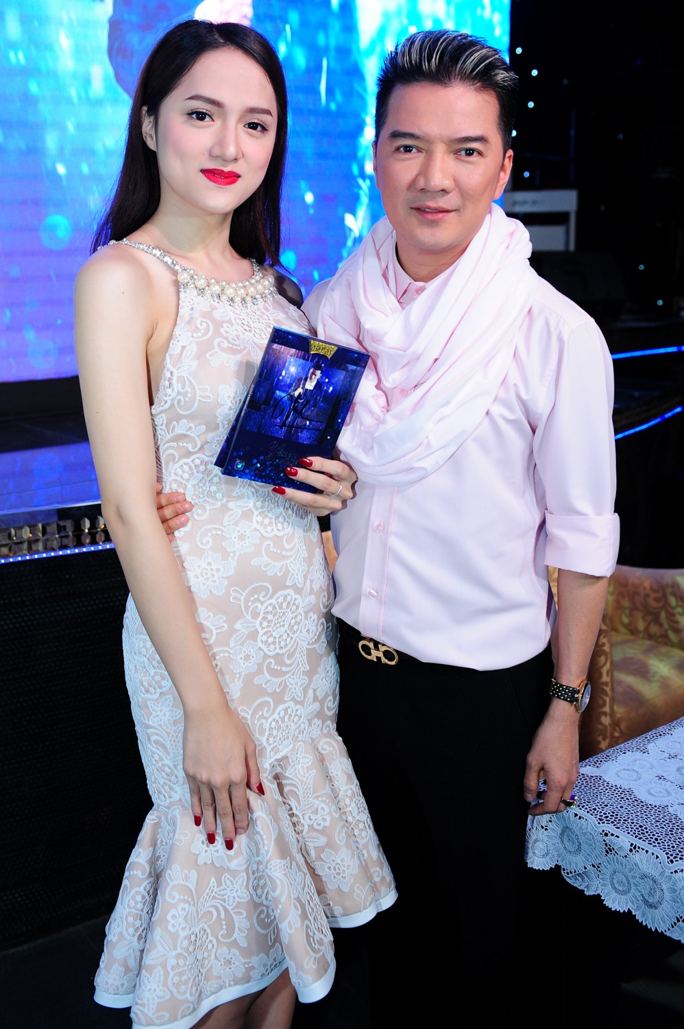 Chia sẻ về Làm sao anh biết, nam ca sĩ cho biết đây là ca khúc do chính anh sáng tác với những cảm xúc đặc biệt, tạo nhiều cảm hứng nên anh quyết định chọn để thực hiện MV.  MV Làm sao anh biết được xây dựng nên từ một câu chuyện rất gần gũi, có thể thấy ở bất cứ nơi nào trong cuộc sống đời thường, chắc chắn sẽ lấy đi không ít nước mắt của khán giả. Trong đó, Đàm Vĩnh Hưng và Hương Giang Idol vào vai một cặp vợ chồng vì cái nghèo khổ mà phải chịu đựng sự cay nghiệt của sự đổ vỡ của hạnh phúc gia đình. 