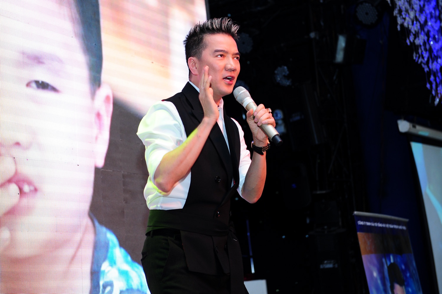 Chiều 10/2, Đàm Vĩnh Hưng đã chính thức giới thiệu DVD The best video collection-“Yêu em cả trong giấc mơ. Sản phẩm đầu tiên của năm 2015 cũng là món quà nhân dịp mùa xuân Ất Mùi mà nam ca sĩ muốn gửi tặng đến khán giả khắp mọi nơi. 