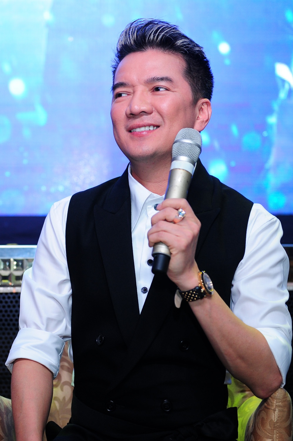 Bên cạnh hai MV sôi động Ô kìa đời bỗng dưng vui của Hoàng Thi Thơ và Tình yêu của tôi (My fans) của Nguyễn Hoàng Duy đã được phát sóng rộng rãi trước đó, trong DVD còn có 2 MV mới là Yêu em cả trong giấc mơ và Làm sanh anh biết được Mr. Đàm đầu tư thực hiện mạnh tay như một tác phẩm điện ảnh.