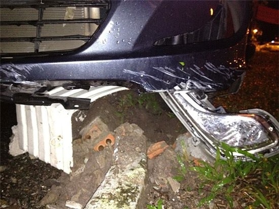 Chiếc xe ô tô mới mua của Kim Dung bị hư hỏng nặng sau tai nạn.