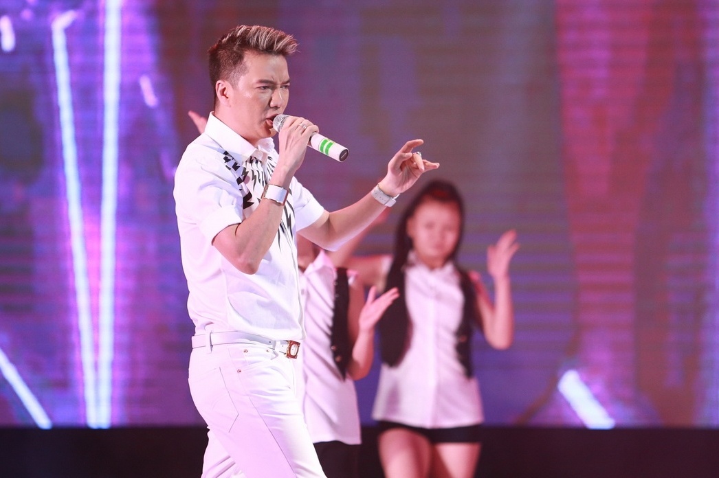  dấu ấn đặc biệt nhất của đêm diễn Chào Xuân 2015 chính là ca sĩ Đàm Vĩnh Hưng. Không chỉ là một trong những người sát cánh cùng các nghệ sĩ để thực hiện chương trình, anh còn dành hết quỹ thời gian vốn ít ỏi của mình để có mặt tham gia từ đầu đến cuối đêm diễn. Không chỉ xuất hiện ở phần giữa để gây không khí cho chương trình, anh còn níu chân khán giả ở phần cuối chương trình với hàng loạt bản hit quen thuộc. Đặc biệt, trong chương trình ca sĩ Đàm Vĩnh Hưng cũng lần dầu tiên thể hiện lại một ca khúc Thất tình từng gắn liền với tên tuổi đôi song ca nổi danh nhất những năm giữa thập niên 1990 Minh Thuận – Nhật Hào được remix. Đàm Vĩnh Hưng chia sẻ, sở dĩ anh chọn thể hiện ca khúc này lần đầu tiên trong chương trình này là để nhắc nhớ khoảng 20 năm trước, anh cũng từng ngồi ở sân khấu 126 trong vai trò một khán giả để thưởng thức ca khúc này.