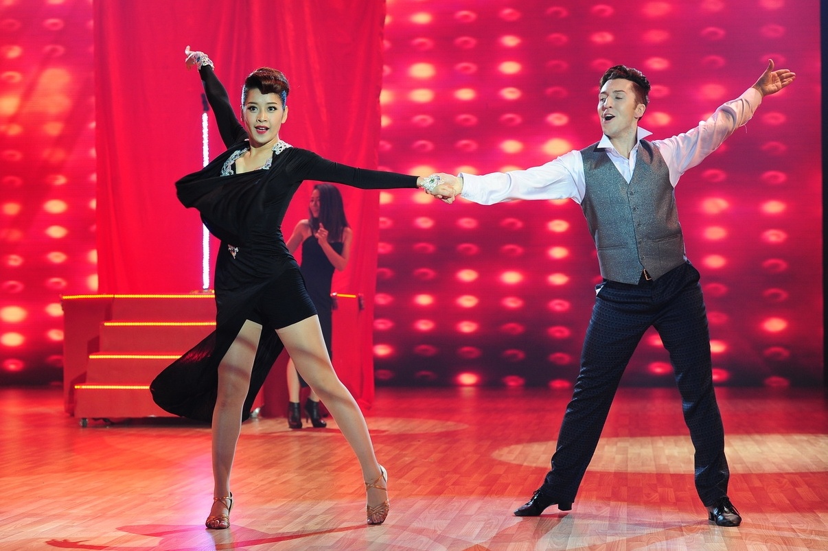 Ly Ly đánh giá Chi Pu tập trung nhiều vào phần nhảy và rất tự tin, tuy nhiên nên dàn trải sức hợp lý hơn để càng diễn càng sung, thay vì bị hụt hơi ở phần cuối. Cô cũng nhắn gửi Chi Pu nên lấy đà và tiếp đất cần tự tin hơn. Khánh Thy nhận xét Chi Pu tiến bộ rõ rệt, nhưng đôi giày đã khiến cô nàng không có thể hiện tốt nhất. Chi Pu và George nhận được 36,5 điểm.
