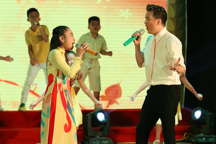 Dam Vinh Hung diu dat a quan The Voice Kids hinh anh