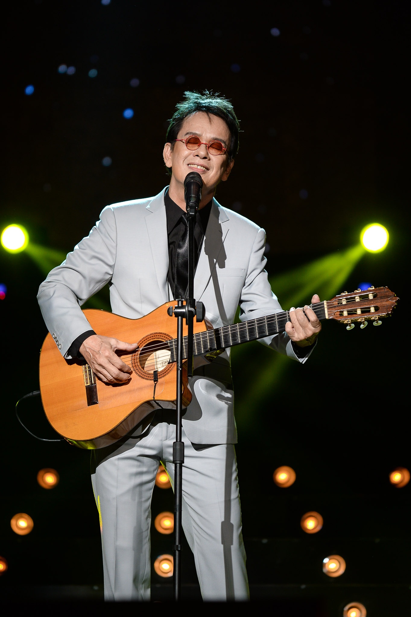 Mở đầu không gì khác chính là hai khúc hát muôn thưở về tình yêu, một Người tình trăm năm gần như đã gắn với ca nhạc sĩ Đức Huy như hình với bóng, và một khúc hát trong những ngày xuân tràn đầy yêu thương qua giọng hát ấm áp của ca sĩ Anh Khoa là ca khúc Anh cho em mùa xuân.