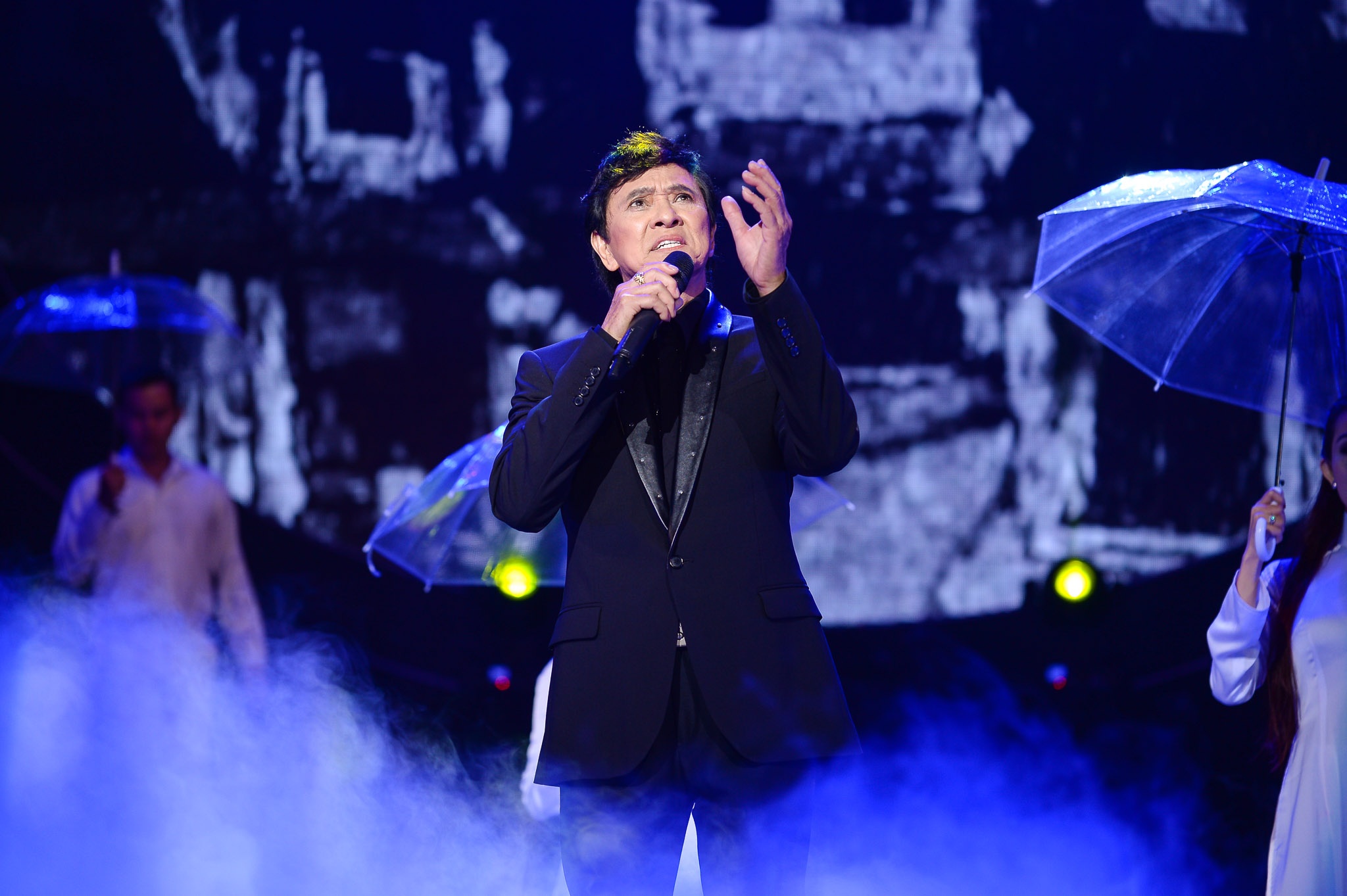 Chương trình đã dành trọn khoảng không gian ý nghĩa ngay từ phút giây đầu tiên để giọng hát Anh Khoa phiêu du cùng khán giả qua chương I - Lời yêu thương. Những ca khúc thời xa xôi đã trở thành người bạn tâm giao với khán giả đã được tiếng hát Anh Khoa một lần nữa cất cánh trong đêm nhạc tình nhân này. 