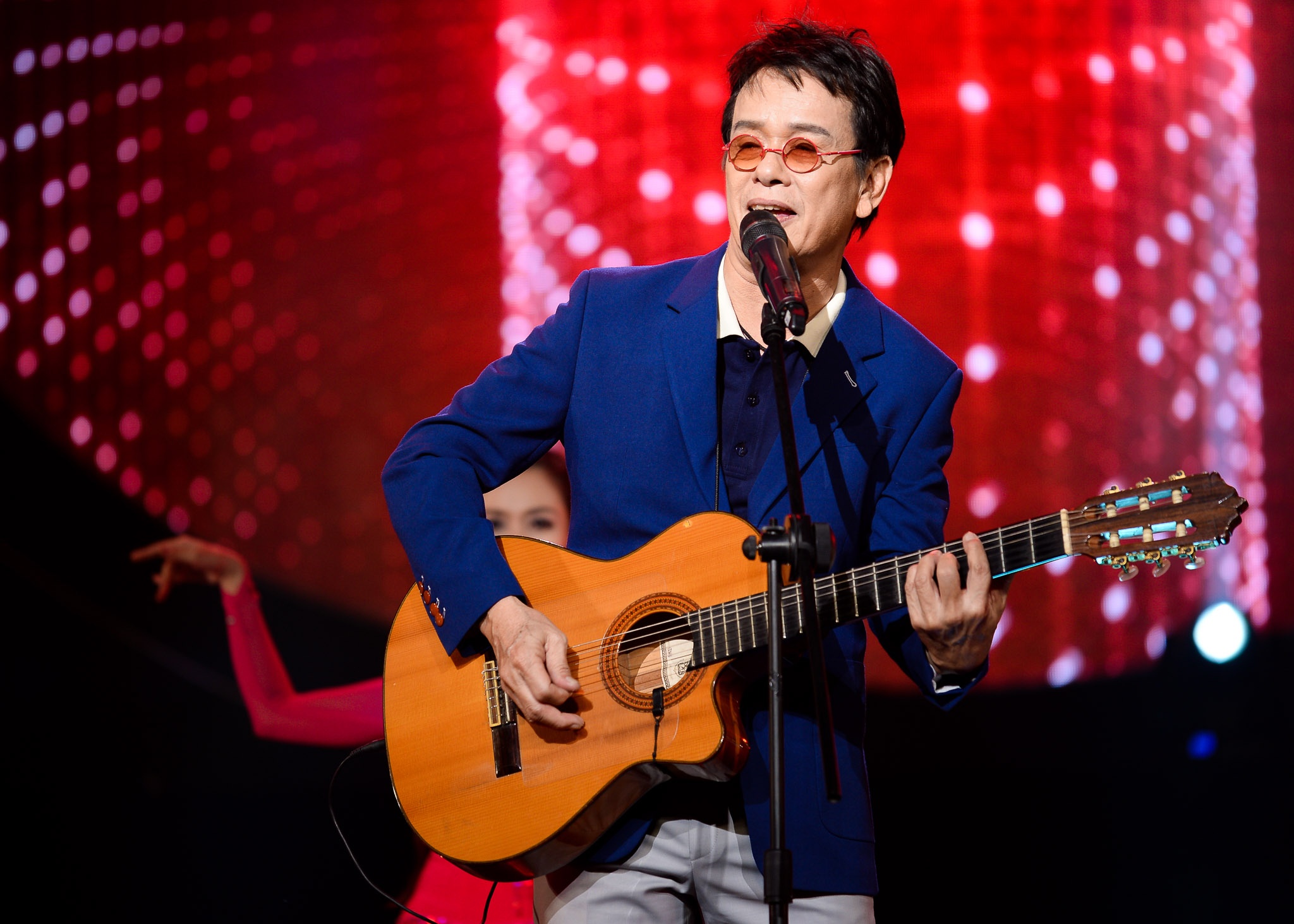 hương 2, phần dành riêng cho ca - nhạc sĩ Đức Huy với tên gọi Như đã dấu yêu. Mạch cảm xúc âm nhạc tuôn chảy, không điểm dừng qua sự sáng tạo khéo léo của giám đốc âm nhạc Nguyễn Quang cùng ban nhạc. Chất lãng mạn trong phong cách sáng tác của nhạc sĩ Đức Huy thể hiện một cách rõ nét qua 2 tác phẩm nối tiếp nhau là: Giống như tôi và Đường xa ướt mưa. Như càng cảm xúc hơn khi Sol Vàng lại được thực hiện ngay mùa Xuân tươi mới, hy vọng và dịp Lễ tình nhân đầy yêu thương. Với Đức Huy, gần như những người đồng hành cùng ca khúc của anh đã góp phần tạo nên sức sống dai dẳng cho chính tác phẩm của mình. 