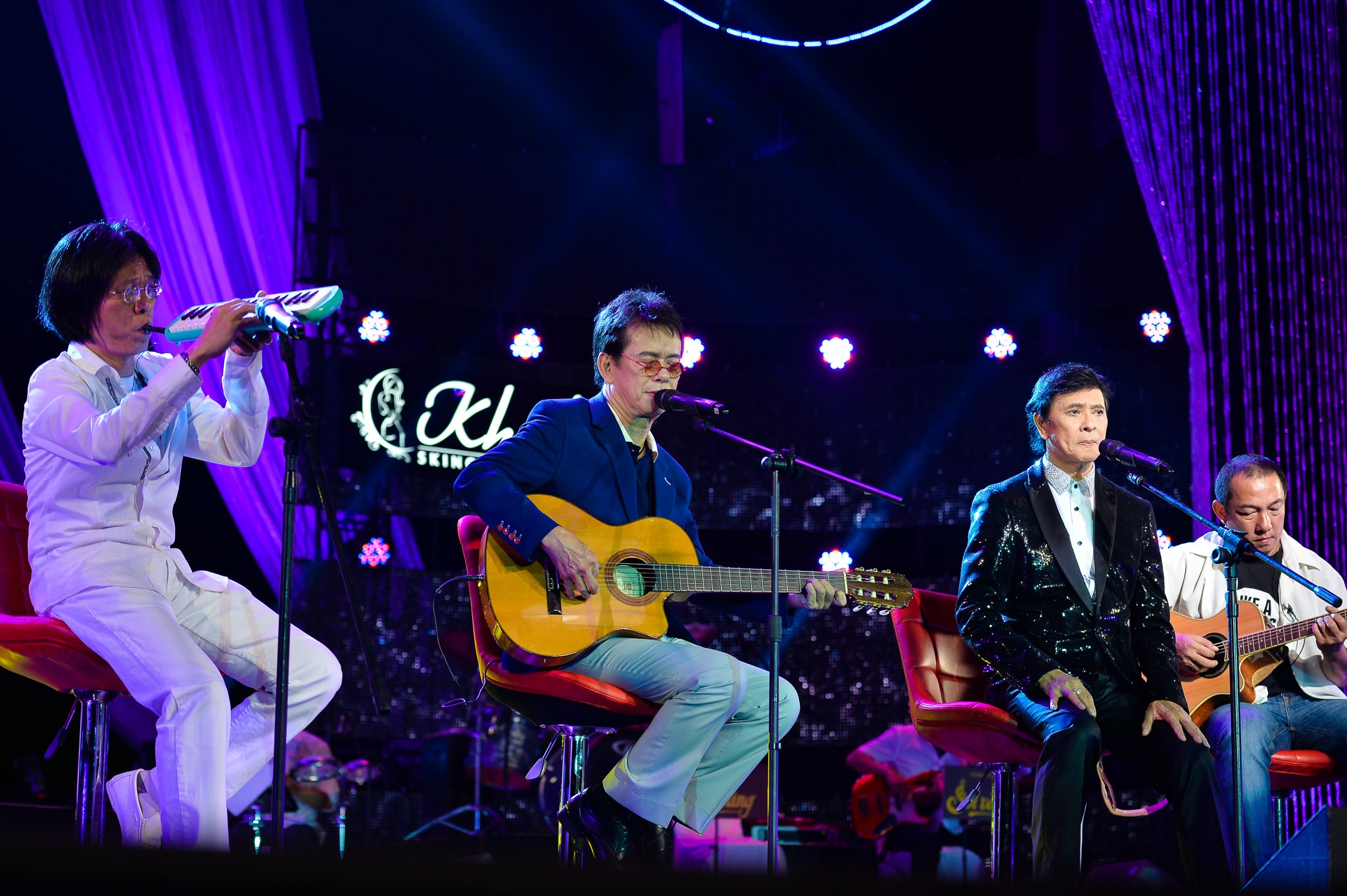 Ca sĩ Anh Khoa trở lại sân khấu với tiết mục song ca cùng ca sĩ Đức Huy trong ca khúc Cơn mưa phùn.