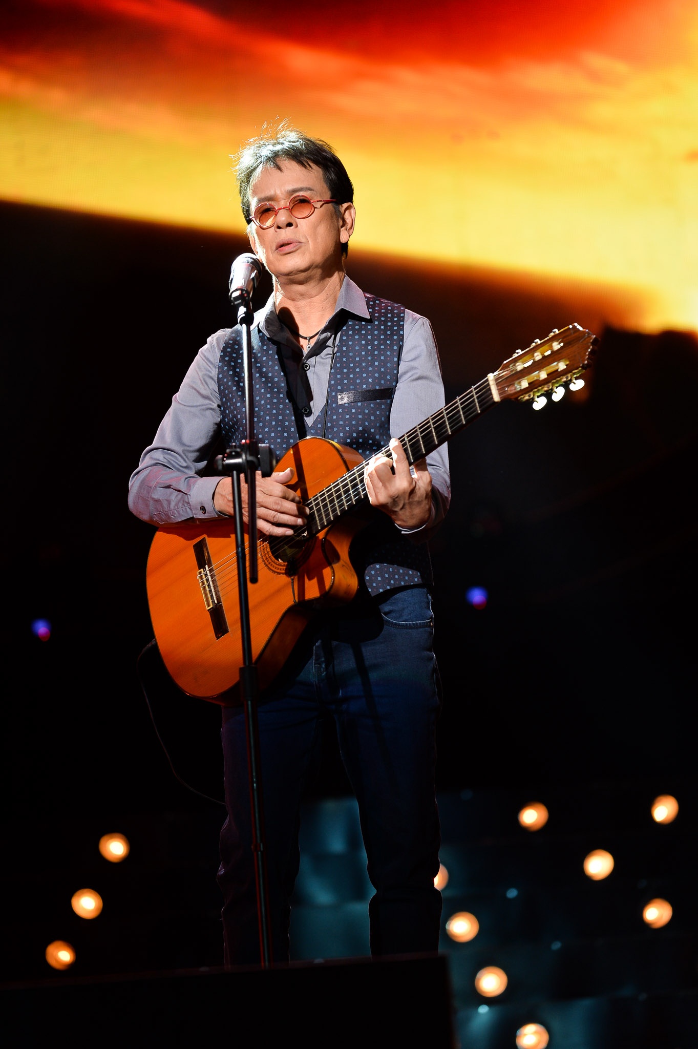 Tiếp nối những bản tình ca ấy chính là nét phiêu lãng trong ca khúc Bay đi cánh chim biển và Đừng xa em đêm nay qua sự thể hiện của ca sĩ Đức Huy.  