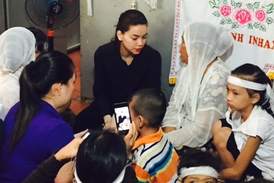 Ho Ngoc Ha ve Kien Giang vieng nan nhan vu xe tong hinh anh