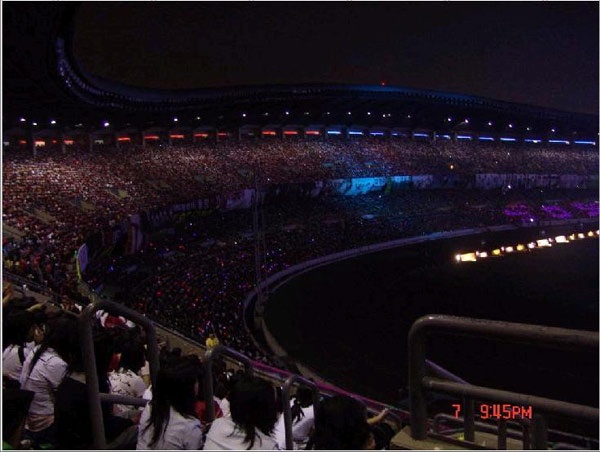 Trong Dream Concert 2008, SNSD bị tẩy chay. Một “biển người đen” trước màn biểu diễn của 9 cô gái này.