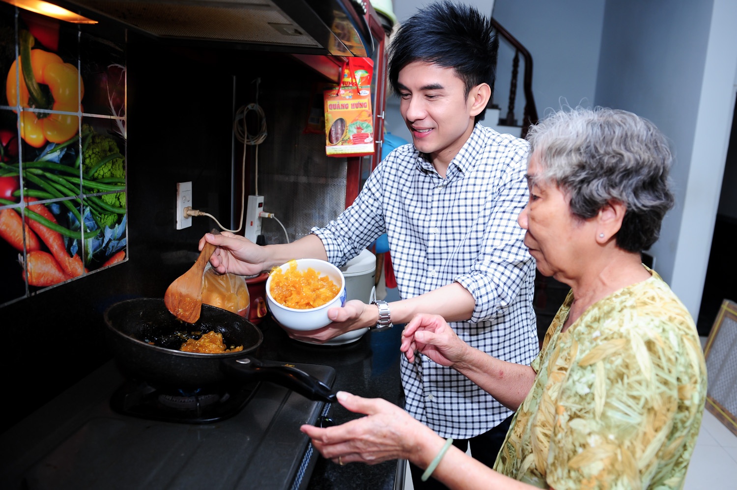 Dan Truong vao bep phu ba ngoai lam mut Tet hinh anh