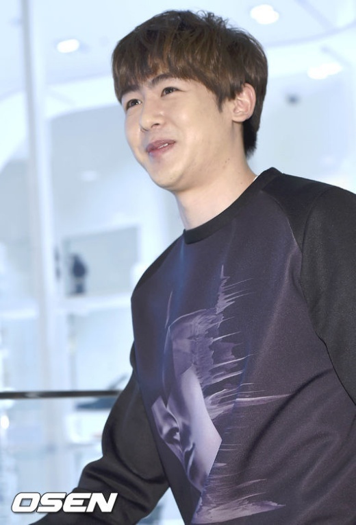 Nhìn vóc dáng của  anh hiện nay, Nichkhun chẳng khác một tài tử trung tuổi tăng cân.