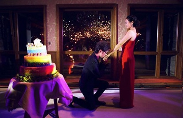 Uông Phong quỳ gối cầu hôn nữ diễn viên xinh đẹp ngay trong buổi tiệc sinh nhật của cô.