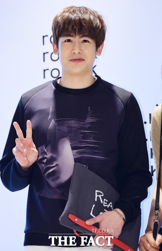 Nichkhun xuống mã trông thấy.