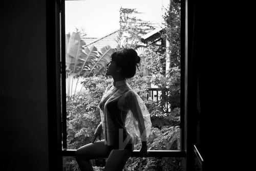 Hồng Nhung khoe cơ thể quyến rũ trong bộ đầm trong suốt. Những đường cong đầy đặn và eo thon thả khiến người xem khó tin cô Bống đã ở tuổi tứ tuần. Một số người nhận định, Hồng Nhung thực sự “trẻ mãi” qua năm tháng.