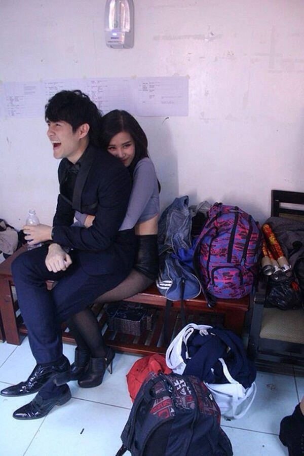 Ông Cao Thắng luôn đưa đón Đông Nhi đi diễn và ở sau cánh gà chăm sóc cho bạn gái.