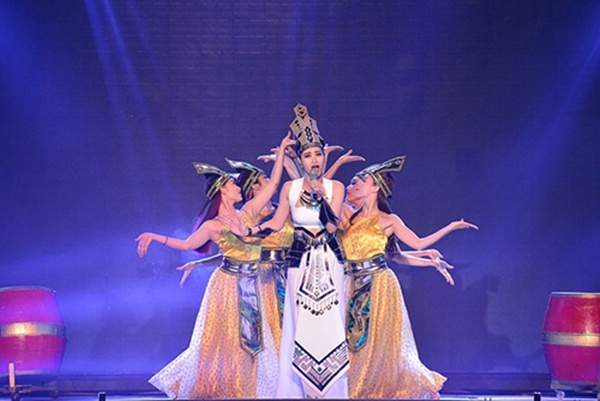 …và biến hóa hình ảnh trong đêm thi thứ 2.