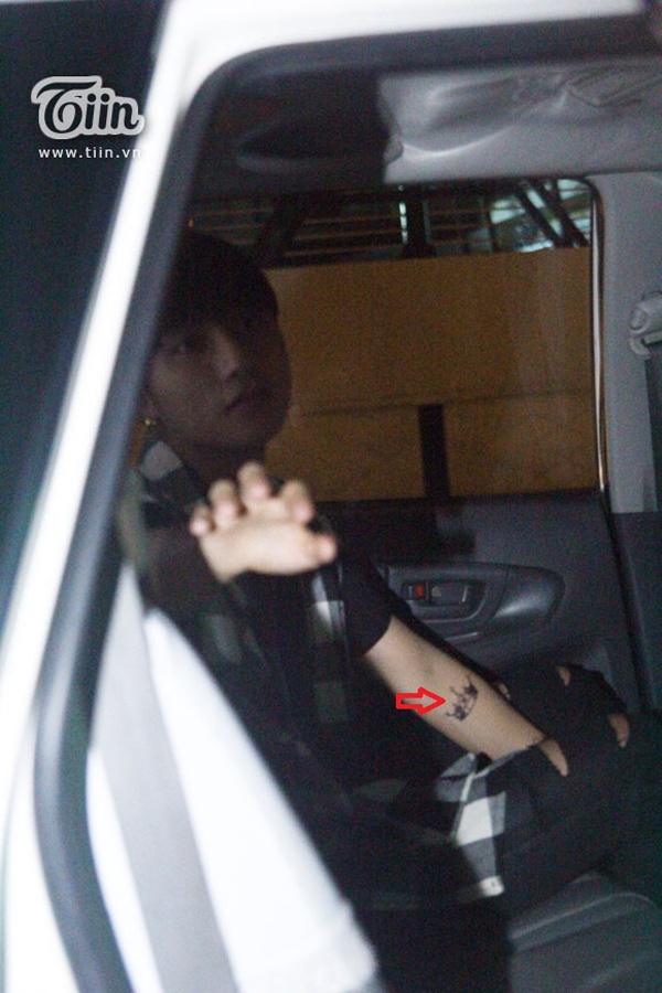 Chiếc vương miện ở cánh tay bên trái.