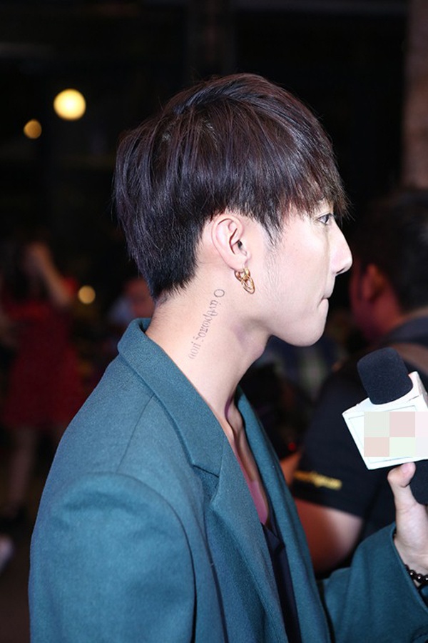 Hàng chữ cách điệu chạy dọc cổ.