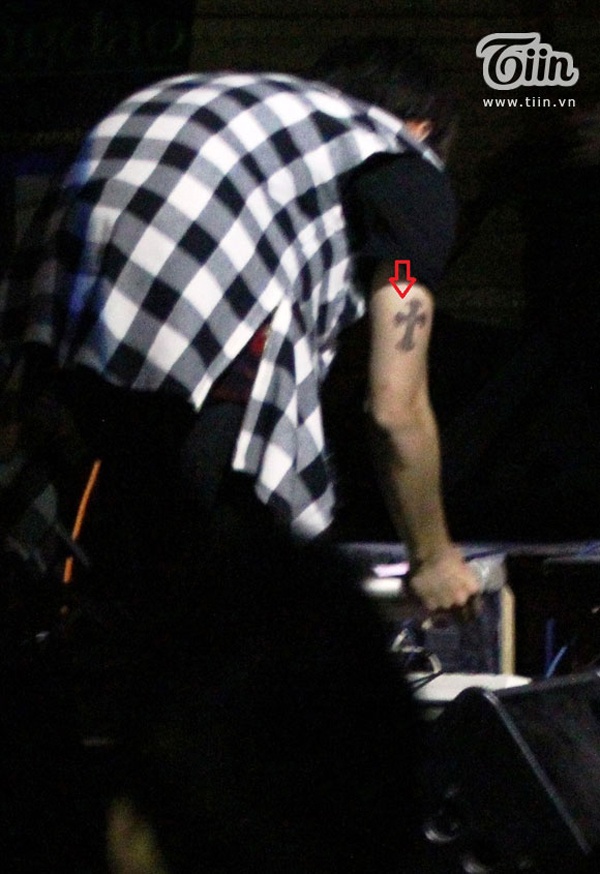 Biểu tượng thánh giá ở bắp tay phải.