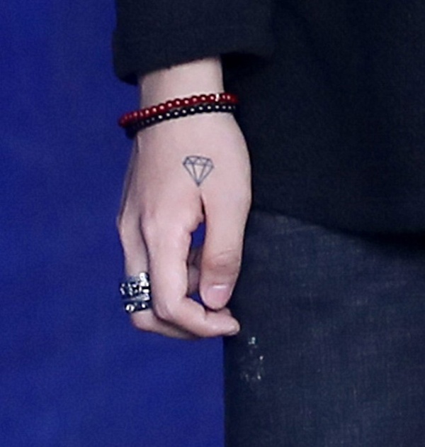 Và hình xăm viên kim cương trên bàn tay.
