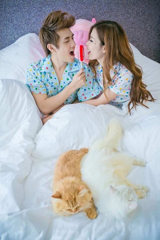 Vào dịp Valentine năm 2013, cặp tình nhân ra mắt MV song ca mang tên Nắm tay anh nhé, nhanh chóng chiếm được cảm tình của nhiều bạn trẻ đang yêu với phần lời ca ý nghĩa và hình ảnh đẹp, lãng mạn.  Chia sẻ về quyết định mời người yêu tham gia dự án âm nhạc chung, Đông Nhi cho biết, điều thuận lợi nhất khi có Ông Cao Thắng cùng quay MV với cô là bởi hai người đều hiểu nhau nên quay khá nhanh và tiết kiệm được phần nào chi phí. 