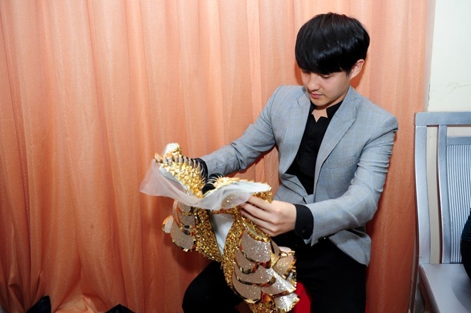 Trong suốt những năm qua, nam ca sĩ điển trai chấp nhận lui về hậu trường để hỗ trợ cho bạn gái. Hành động đảm đang của giọng ca Khi lòng tin lạc mất khiến người hâm mộ của cặp đôi không khỏi ghen tỵ vì sự chu đáo, ân cần của anh dành cho bạn gái.