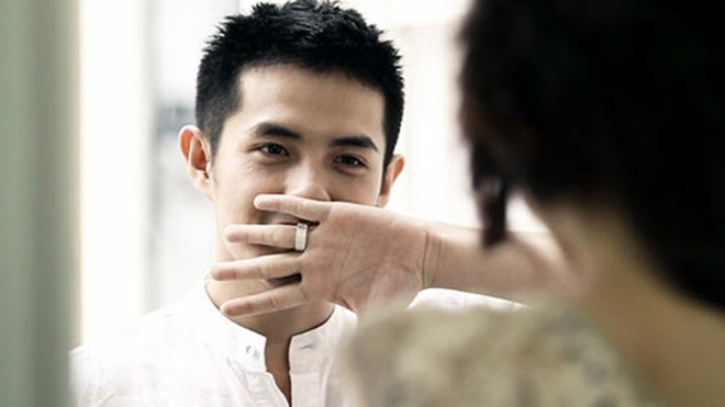 Vào dịp Valentine 2011, Đông Nhi và Ông Cao Thắng cho ra mắt sản phẩm chung với tên gọi Tình yêu đôi lứa. Tuy nhiên, cả hai cương quyết phủ nhận chuyện tình cảm trước báo chí.