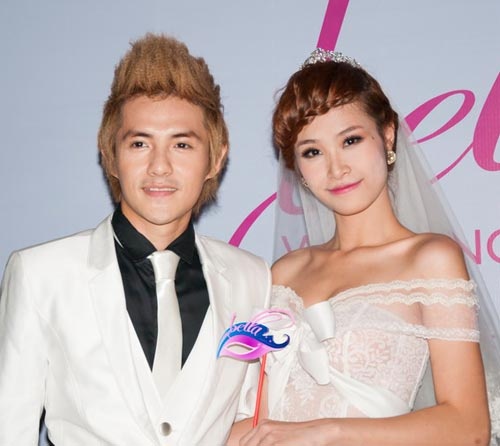 Trong buổi tiệc cưới do Phạm Quỳnh Anh tổ chức, diện trang phục cô dâu, chú rể, nam ca sĩ thể hiện tình yêu của mình với bạn gái lâu năm bằng cách quỳ gối cầu hôn.