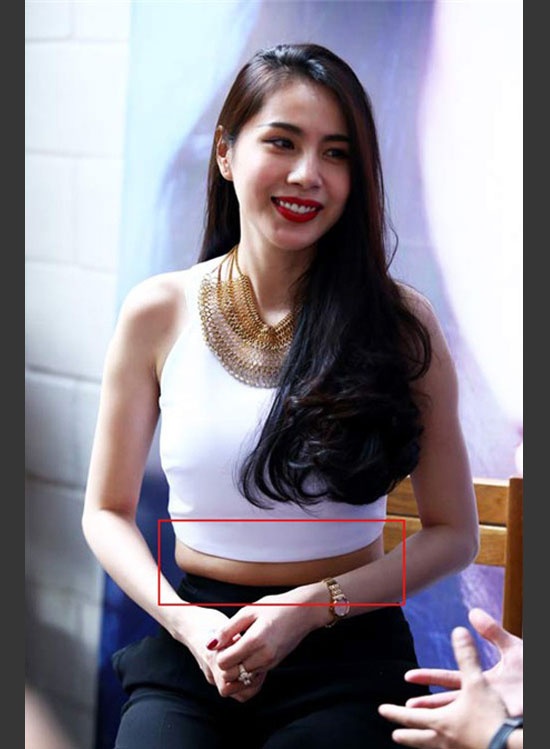 Thủy Tiên lộ eo kém thon gọn khi diện crop-top bó sát. 