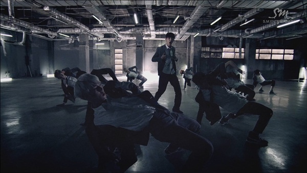 Growl thành công với mốt quay mv một lèo khiến các Mv sử dụng kiểu quay này được tìm lại.