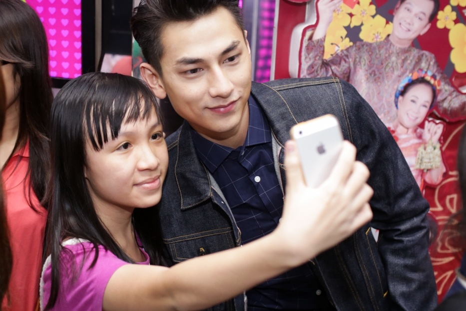 365 duoc fan vay quanh o rap chieu phim hinh anh