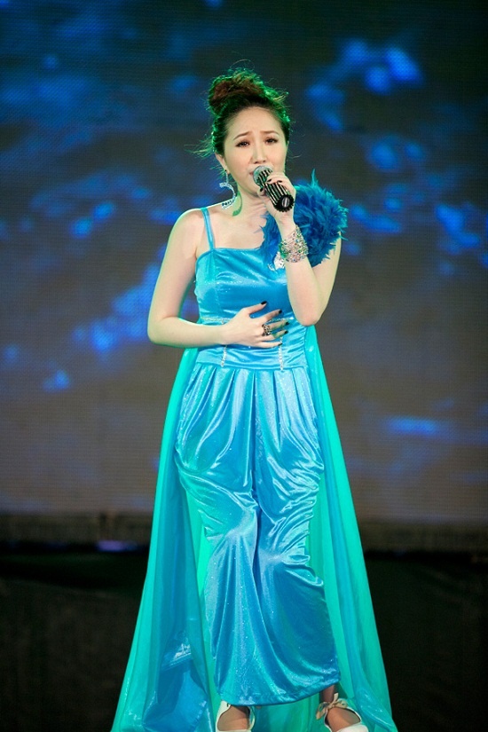 Bộ cánh chất liệu bóng quê mùa khiến Bảo Thy mất vẻ xinh đẹp, sang trọng.