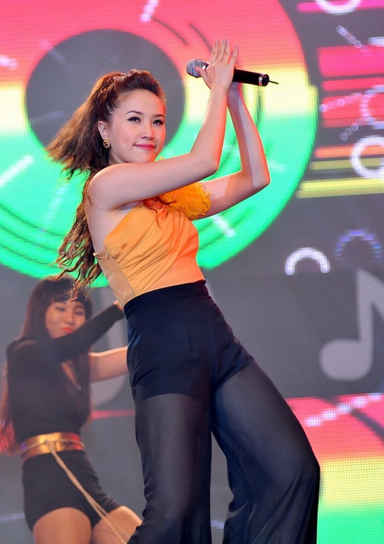 Màu sắc sặc sỡ của chiếc áo và thiết kế quần loe to khiến Bảo Thy trở nên “quê”.