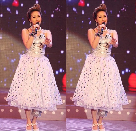 Bảo Thy “mất điểm” vì bộ đồ luộm thuộm. Nó giống như được may từ giấy gói hoa.