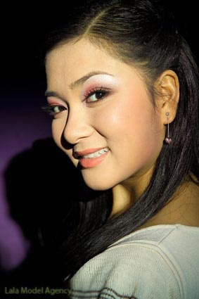 Trước đó, năm 2001, Nguyễn Thị Huyền đoạt giải Á hậu 1 cuộc thi Hoa hậu Thể thao Việt Nam tổ chức tại Vũng Tàu.