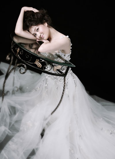 Năm 2000 đến 2003, Nguyễn Thị Huyền là học sinh cấp ba chuyên Văn, trường Phổ thông trung học Thái Phiên, Hải Phòng.