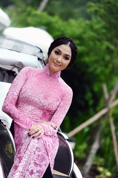 Cô nhiều lần tạo dựng phong cách từ nữ tính đến cá tính, gợi cảm.