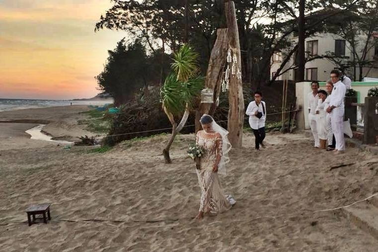 Cô dâu Phương Vy chọn bộ váy cưới ren mềm mại và quyến rũ.